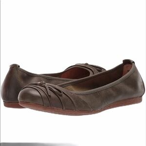 BORN Chelan green ballet flats